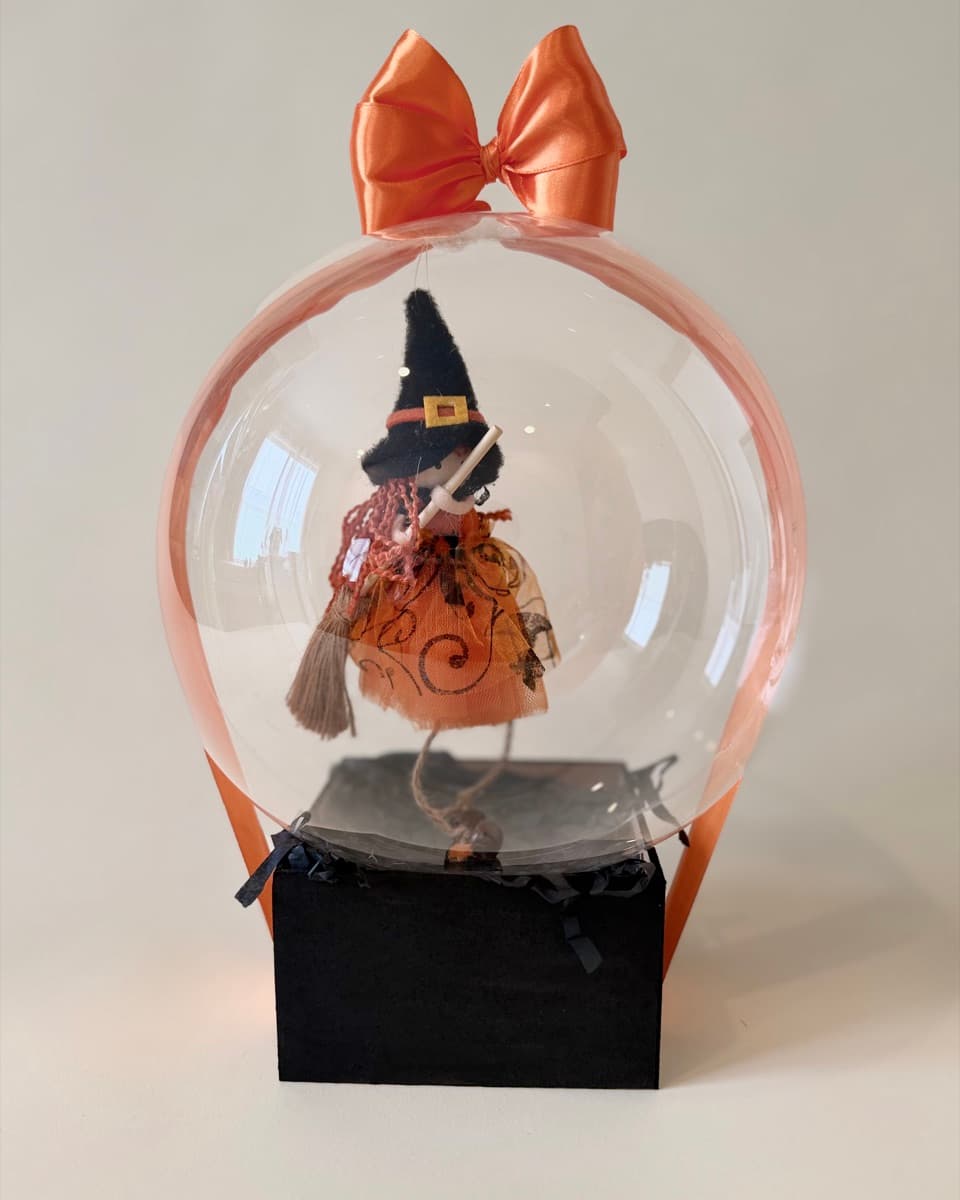 Brujita muñeca en globo burbuja